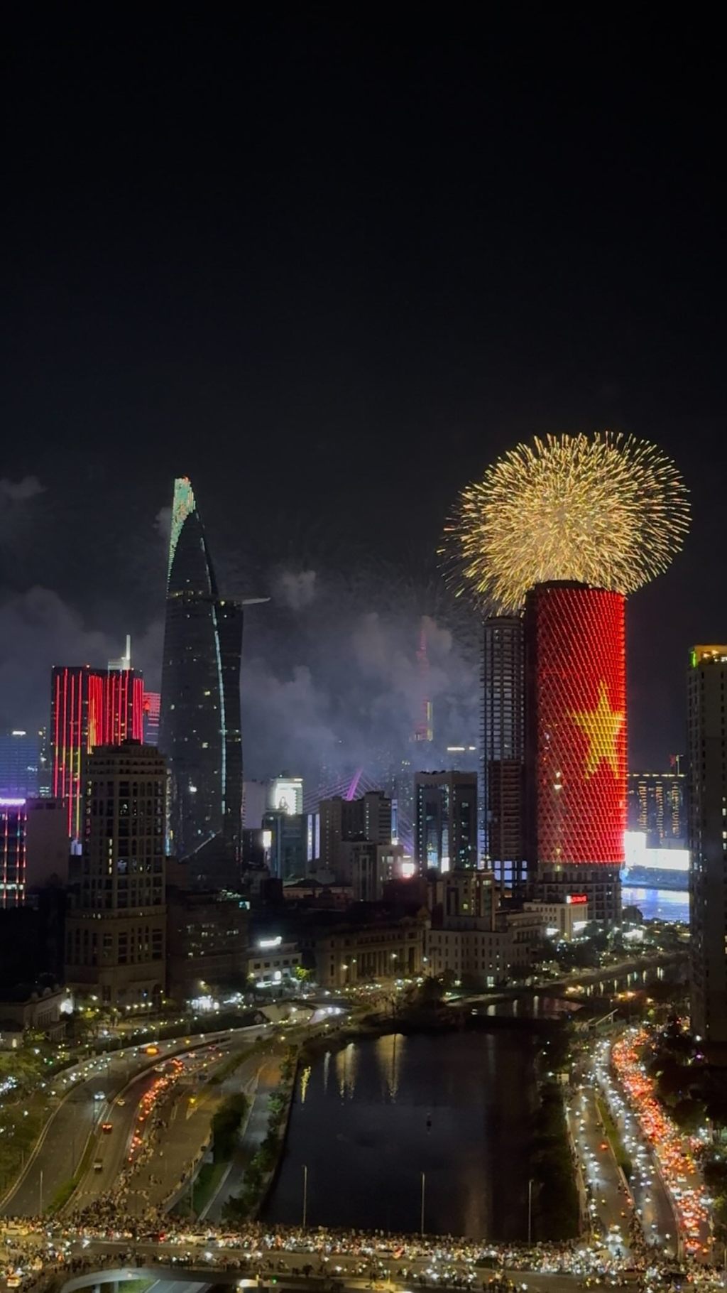 Sổ Tay Giao Thừa 2026: Ngắm Pháo Hoa Ở Đâu Để Thấy “Hoa” Mà Không Thấy “Người”?