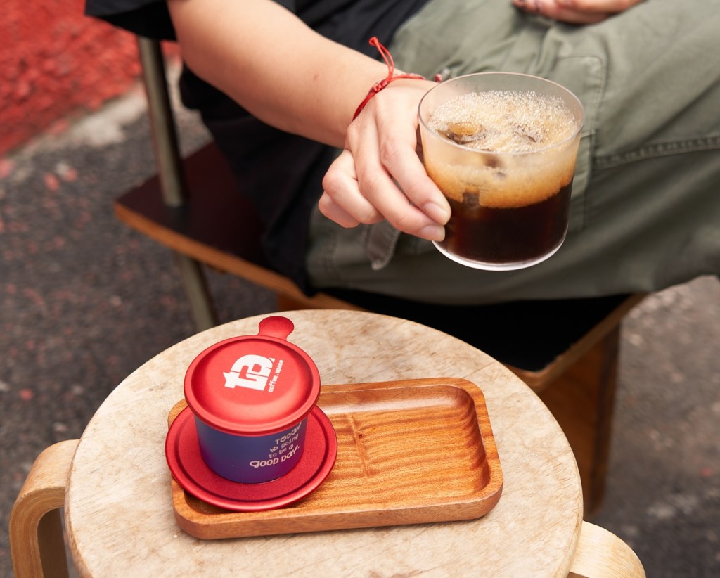 Cà Phê Phin: Tại Sao Vị Đắng Lại Ngọt Ngào Hơn Khi Có Tiếng Cười Của Ba&nbsp;Mẹ?