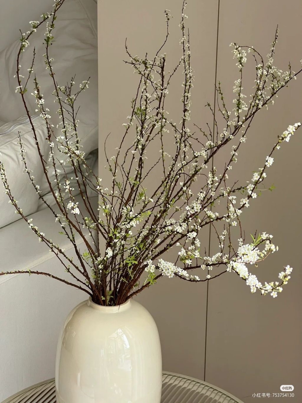 Bình Gốm Cũ & Nhành Hoa Mới: Nghệ Thuật Của Sự “Nương&nbsp;Tựa”