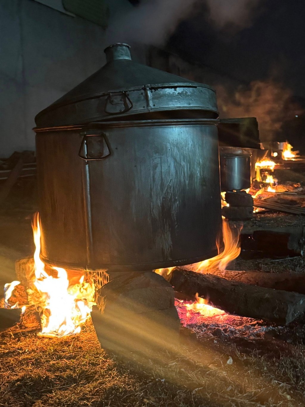 Đêm Canh Nồi Bánh Tét: Khi “Thức” Không Phải Vì Mất Ngủ, Mà Để “Giữ” Thời Gian