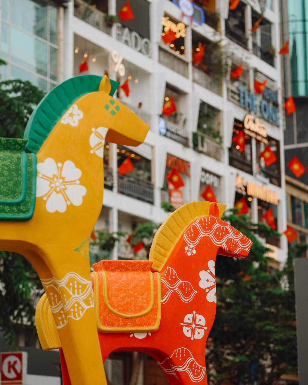 Sáng Mùng 1 Tết: Khi Sài Gòn “Ngủ Nướng” & Tách Trà Đầu Tiên Của Năm Bính Ngọ