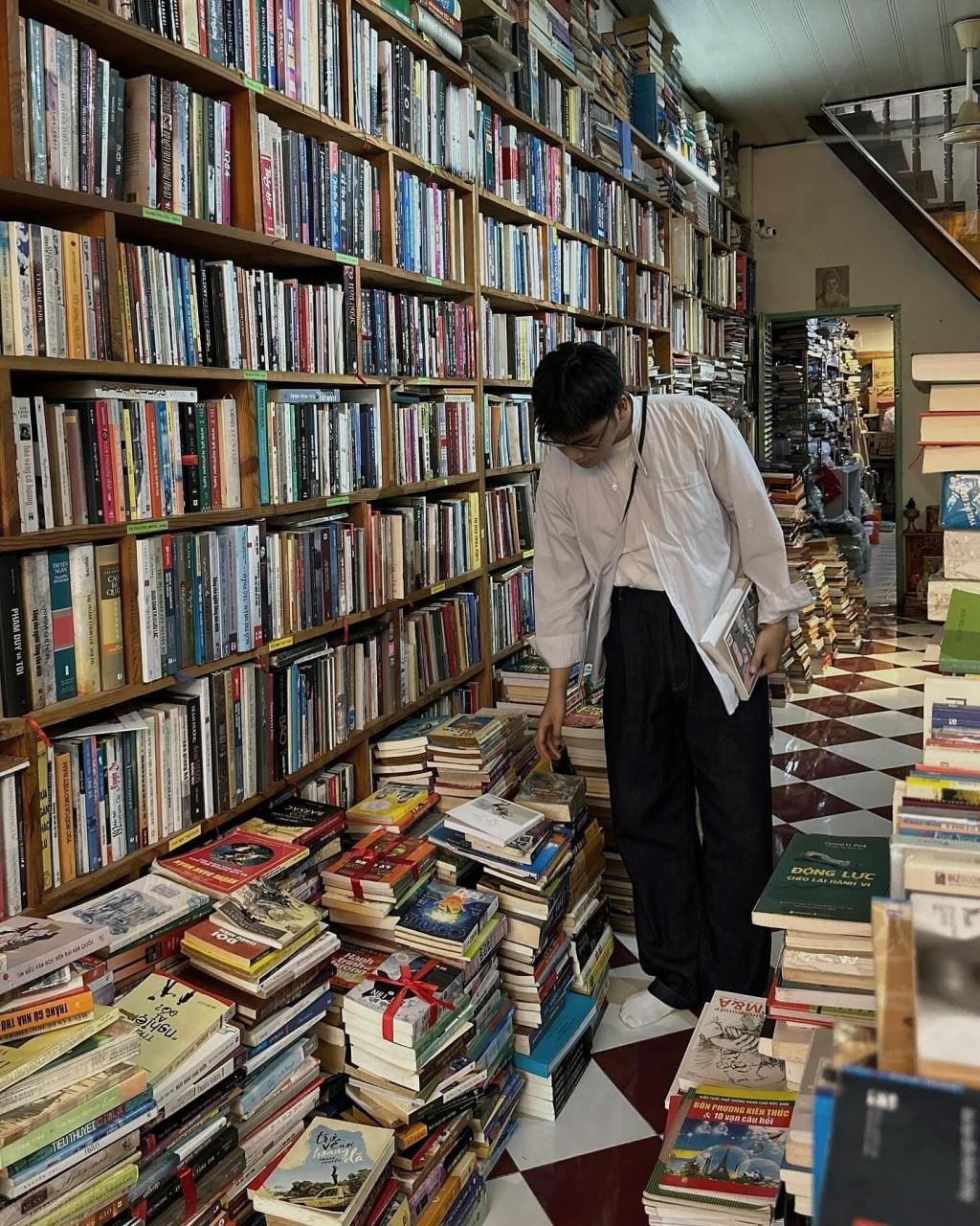 Cuối Tuần Đi Săn: Những Tiệm Sách Cũ Bí Ẩn & Mùi Hương Của Thời Gian Bị Lãng&nbsp;Quên