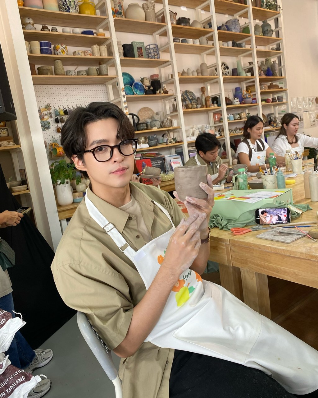 Góc Làm Việc Của Tom: Khi Men Rạn Cổ Điển “Chạm” Vào Nhôm Nguyên Khối