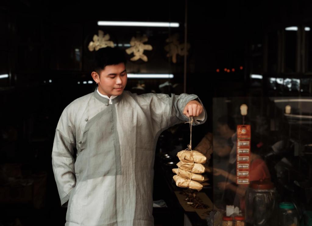 Phố Thuốc Bắc Chợ Lớn: Khi Mùi Hương Trở Thành “Cỗ Máy Thời&nbsp;Gian”