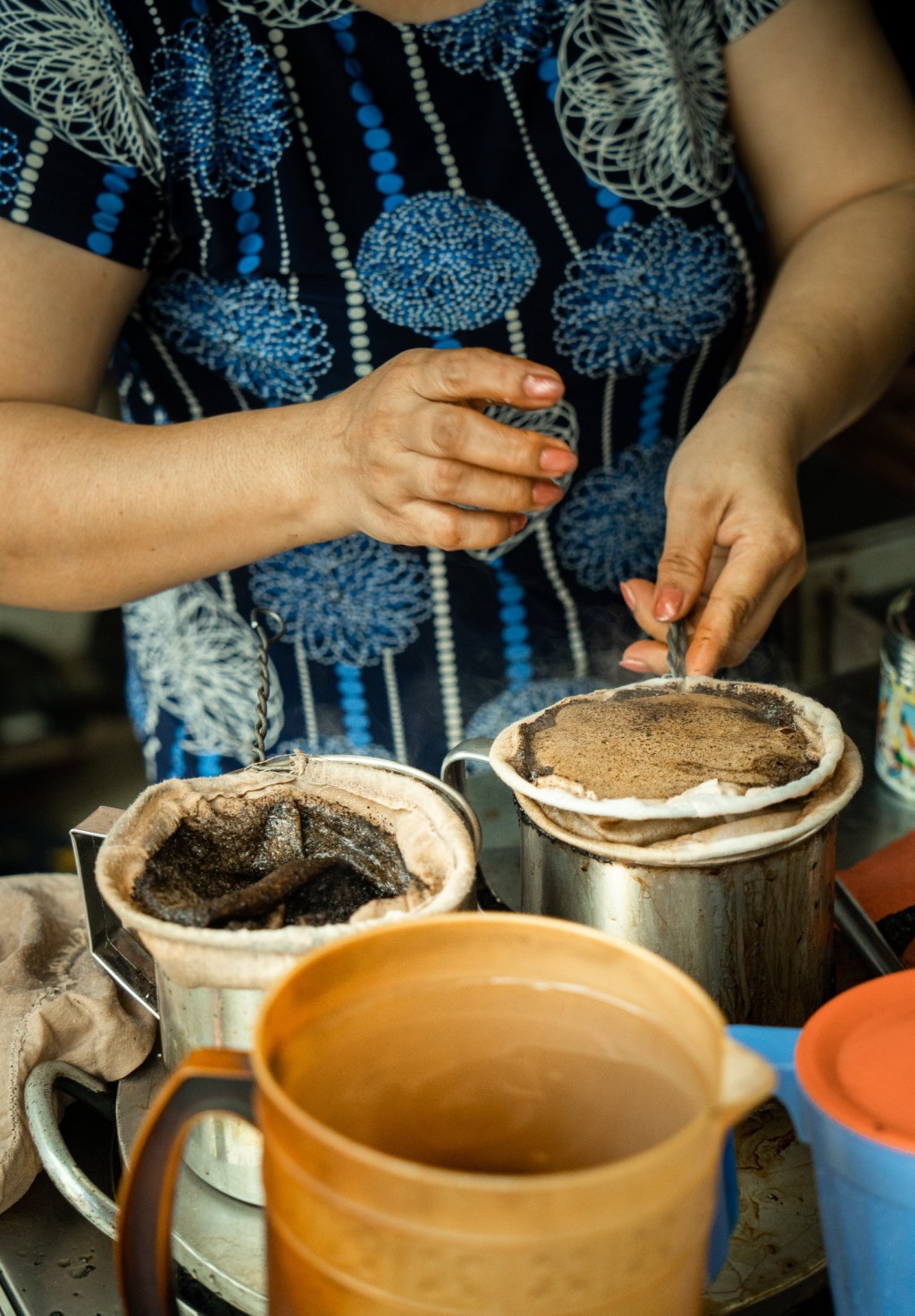 Cà Phê Vợt & Espresso: Khi “Áp Suất” Của Thời Đại Gặp Gỡ “Than Hồng” Của Ký Ức